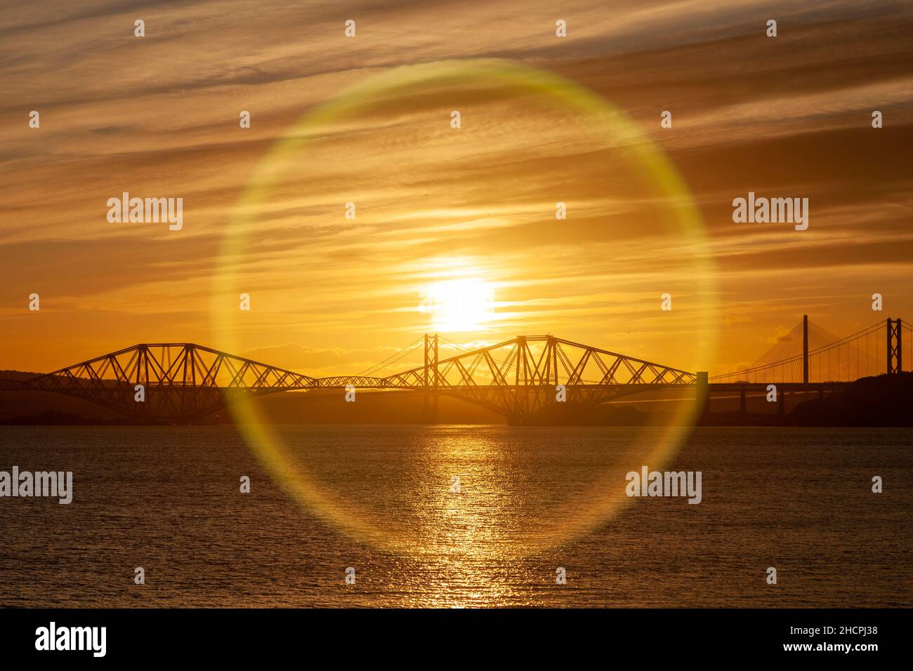Sonnenuntergang über der Forth Bridge von der Dalgety Bay aus gesehen Stockfoto