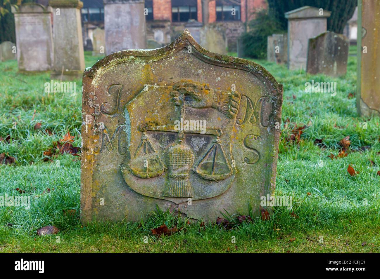 Ein Grabstein mit einer geschnitzten Hand halten Schuppen, Greyfriars Begräbnisstätte Perth, Schottland Stockfoto