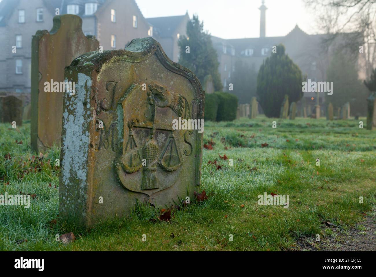 Ein Grabstein mit einer geschnitzten Hand halten Schuppen, Greyfriars Begräbnisstätte Perth, Schottland Stockfoto