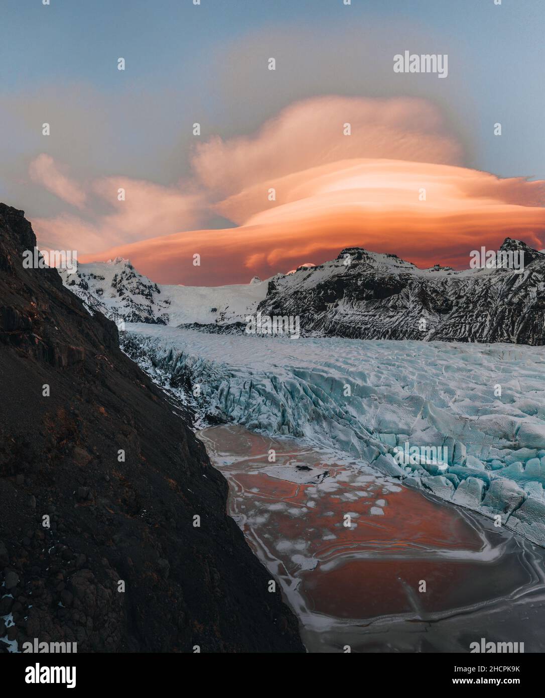 Luftdrohnenpanorama Draufsicht Gletscher island svinafellsjoekull und Vatnakokull. Sonnenuntergang mit wunderschönem Himmel und linsenförmigen Wolken. Schmelzendes Eis Stockfoto