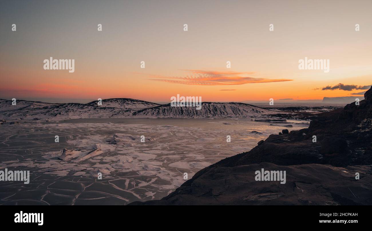 Luftdrohnenpanorama Draufsicht Gletscher island svinafellsjoekull und Vatnakokull. Sonnenuntergang mit wunderschönem Himmel und linsenförmigen Wolken. Schmelzendes Eis Stockfoto