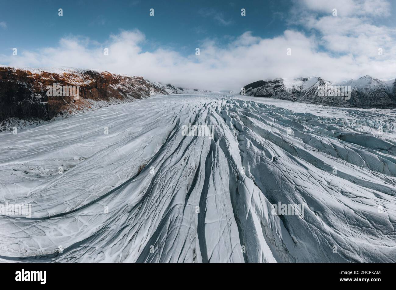 Luftdrohnenpanorama Draufsicht Gletscher island svinafellsjoekull, Schmelzeis, Klimawandel und Konzept der globalen Erwärmung Stockfoto
