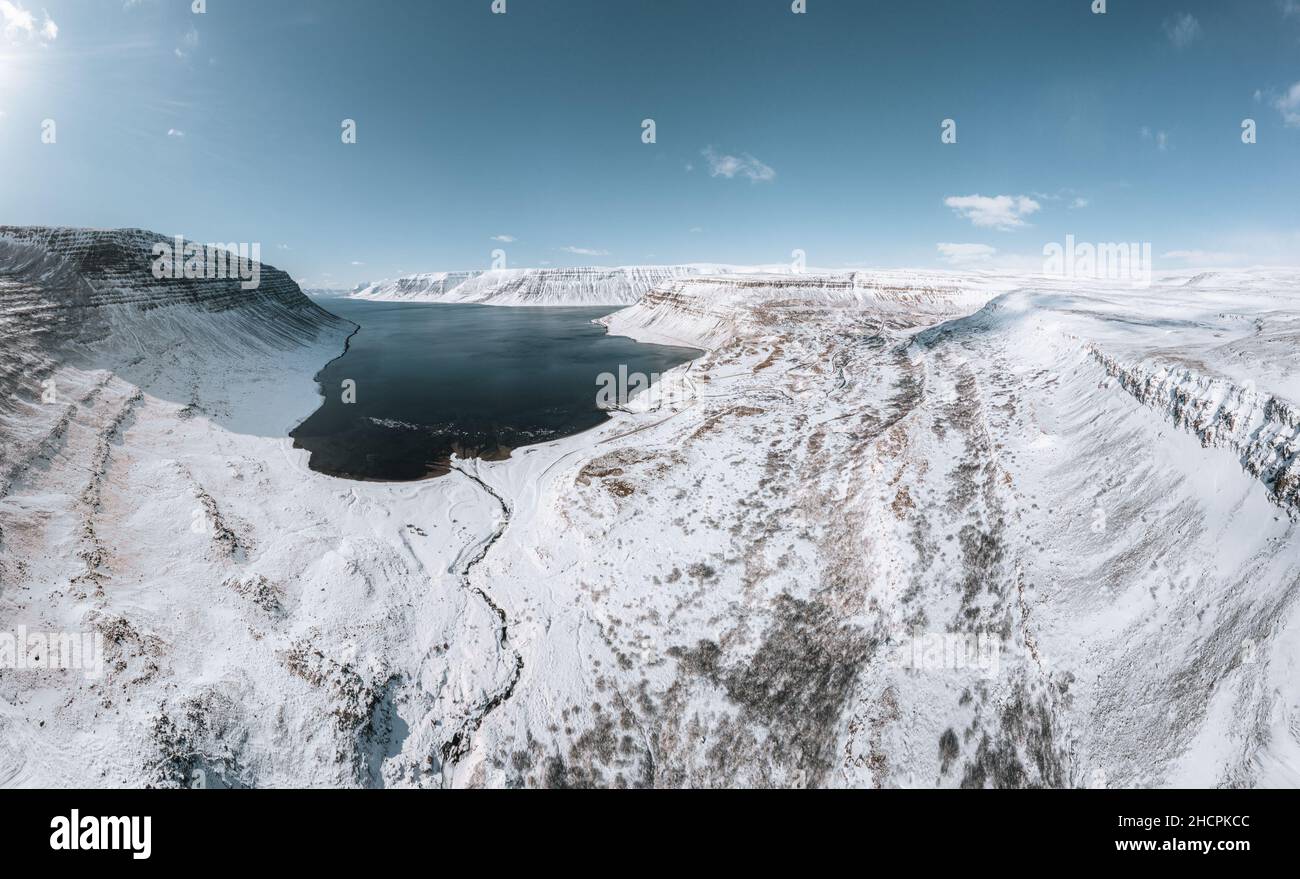 Luftdrohne Panoramablick auf die Westfjorde in Icealand. Blauer Himmel in der Region Westfjorde in Island. Naturlandschaft von oben. Stockfoto