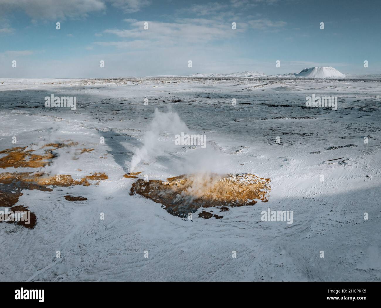 Luftaufnahme der Drohne von Hverir im Winter mit Schnee. Isländisches Hverarond ist ein geothermisches Gebiet in Myvatn, Island. Hverir ist ein berühmtes Touristenziel Stockfoto