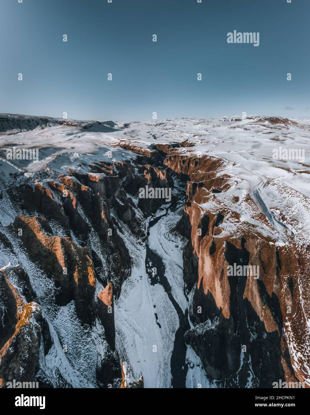 Luftdrohnenansicht des Fjadrargljufur Canyon und des Fjadra Flusses im Winter. Weißer Schnee und blauer Fluss. Island in der Nähe von Reykjavik. Stockfoto