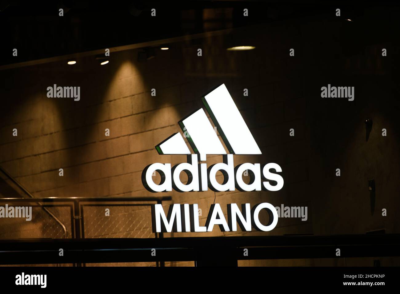 Mailand, Italien - 24. September 2021: Das adidas-Logo an der Fassade eines Geschäfts in Mailand. Stockfoto