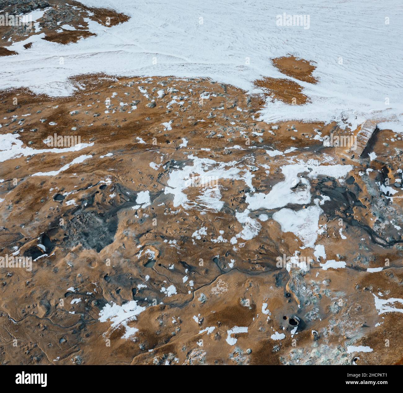 Luftaufnahme der Drohne von Hverir im Winter mit Schnee. Isländisches Hverarond ist ein geothermisches Gebiet in Myvatn, Island. Hverir ist ein berühmtes Touristenziel Stockfoto