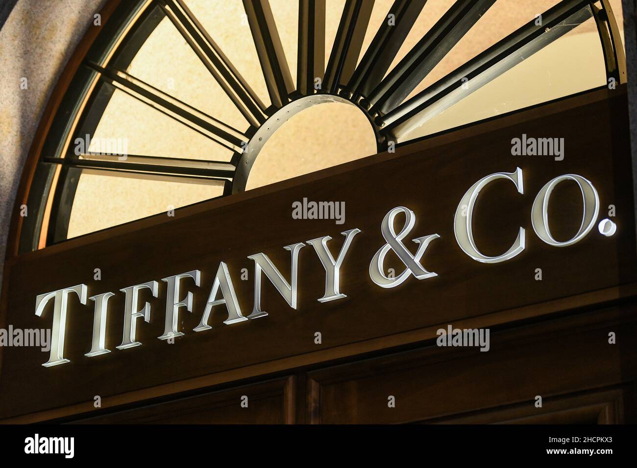 Mailand, Italien - 24. September 2021: Tiffany & Co. Logo auf der Fassade eines Geschäfts in Mailand. Stockfoto