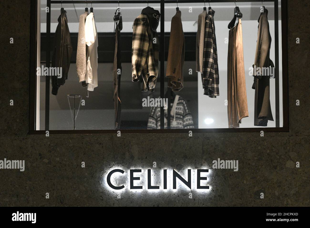 Mailand, Italien - 24. September 2021: Celine-Logo an der Fassade eines Geschäfts in Mailand. Stockfoto