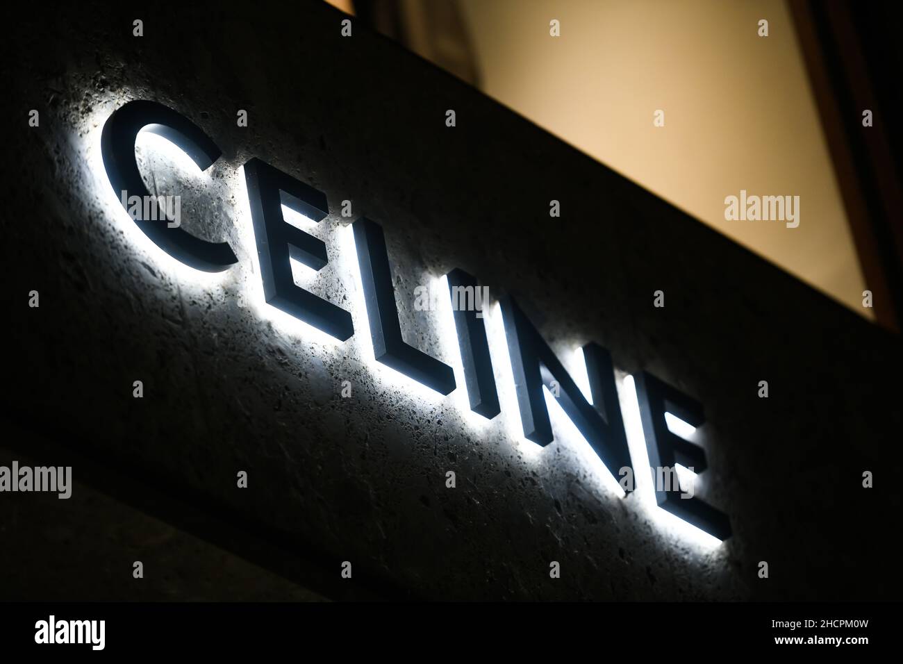 Mailand, Italien - 24. September 2021: Celine-Logo an der Fassade eines Geschäfts in Mailand. Stockfoto