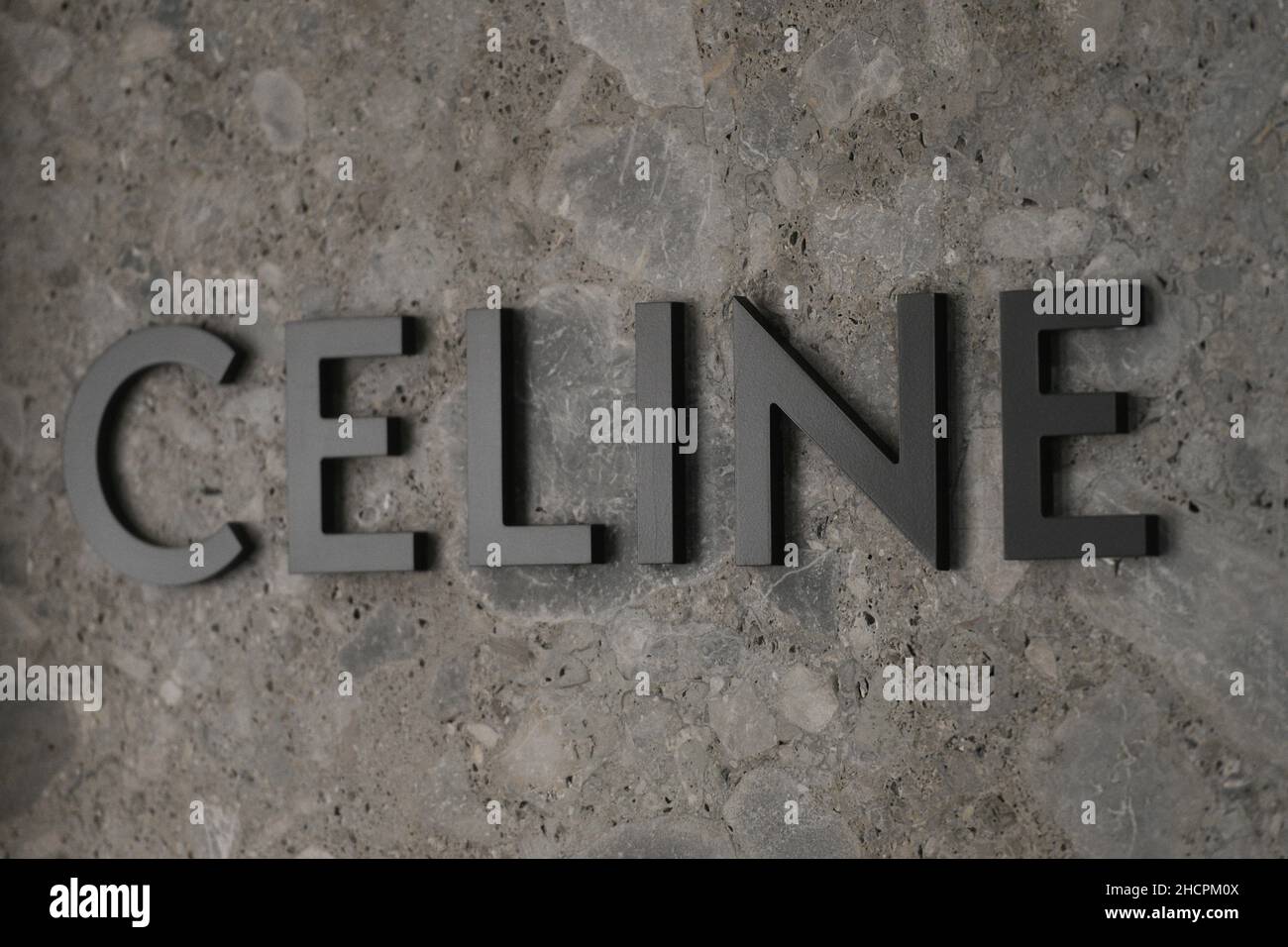 Mailand, Italien - 24. September 2021: Celine-Logo an der Fassade eines Geschäfts in Mailand. Stockfoto