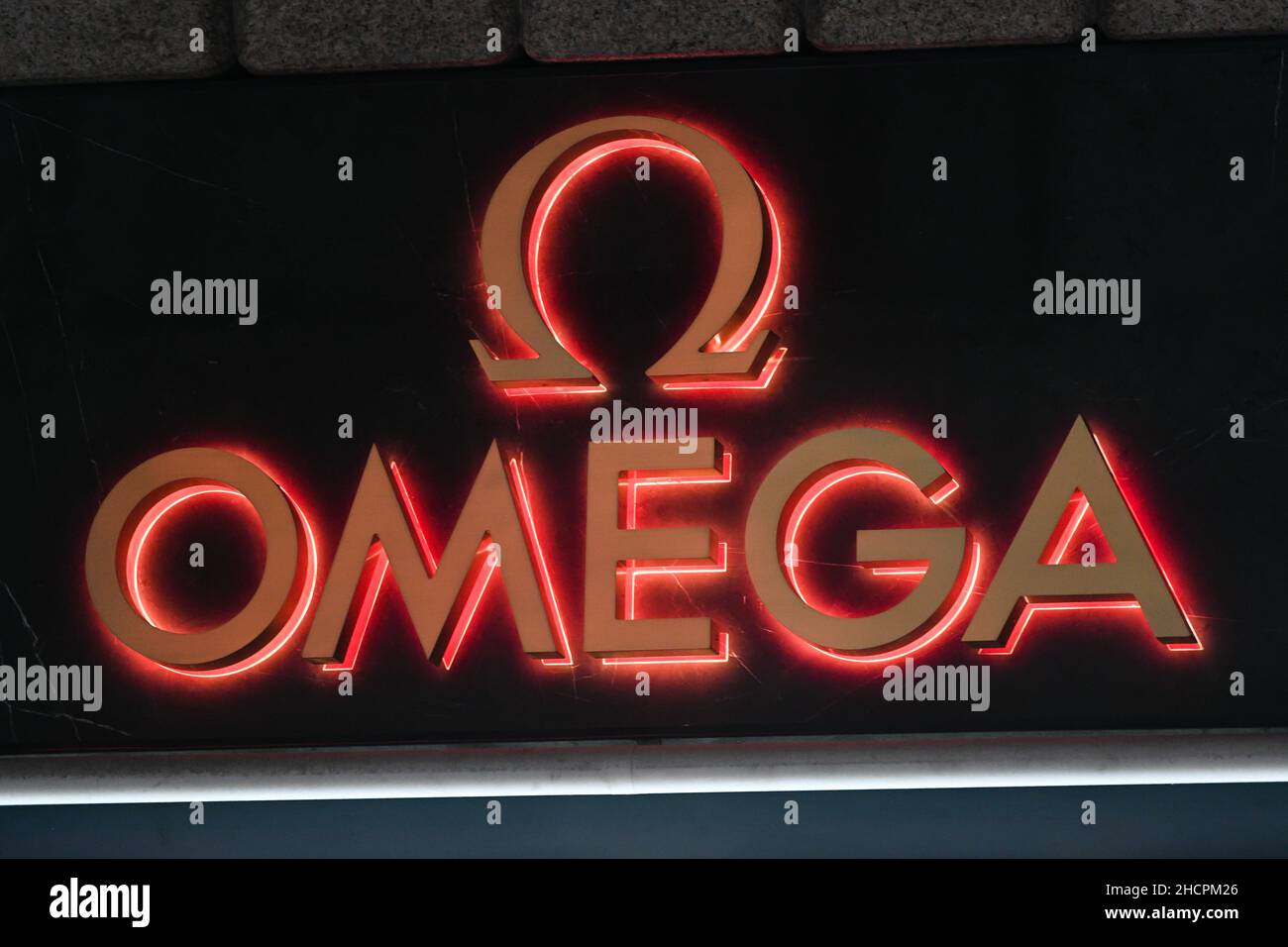 Mailand, Italien - 24. September 2021: Omega-Logo an der Fassade eines Geschäfts in Mailand. Stockfoto