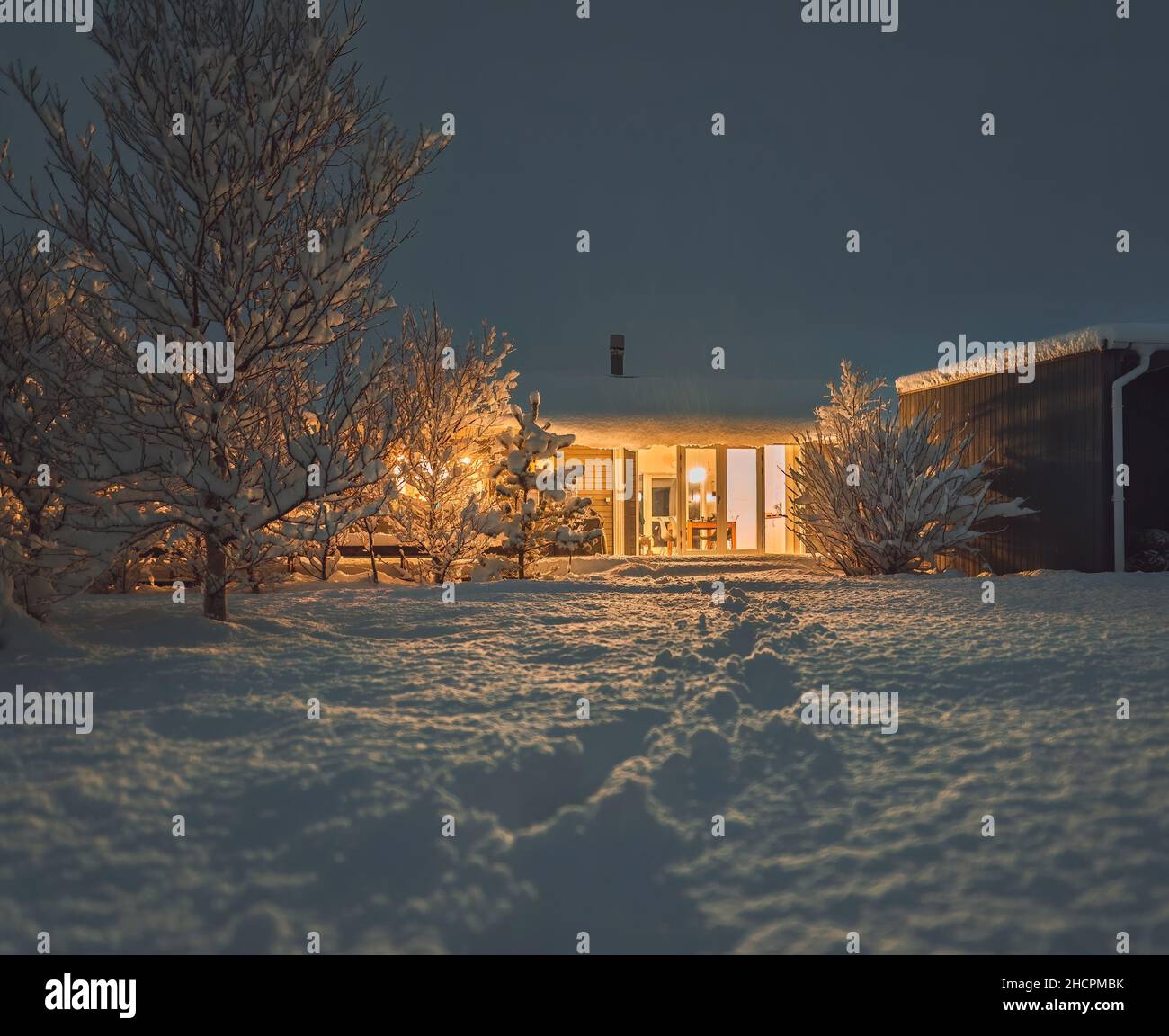 Fantastisches Winterlandschaftspanorama mit Holzhaus in verschneiten Bergen. Schneebedeckte Hütte. Weihnachtsferien und Winterurlaub Konzept Stockfoto