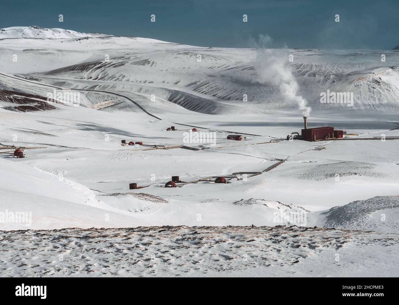 Isländische Landschaft mit geothermalem Kraftwerk kravla mit Iglu-Hütten und Rohren im Tal. Myvatn See Umgebung, Island Stockfoto