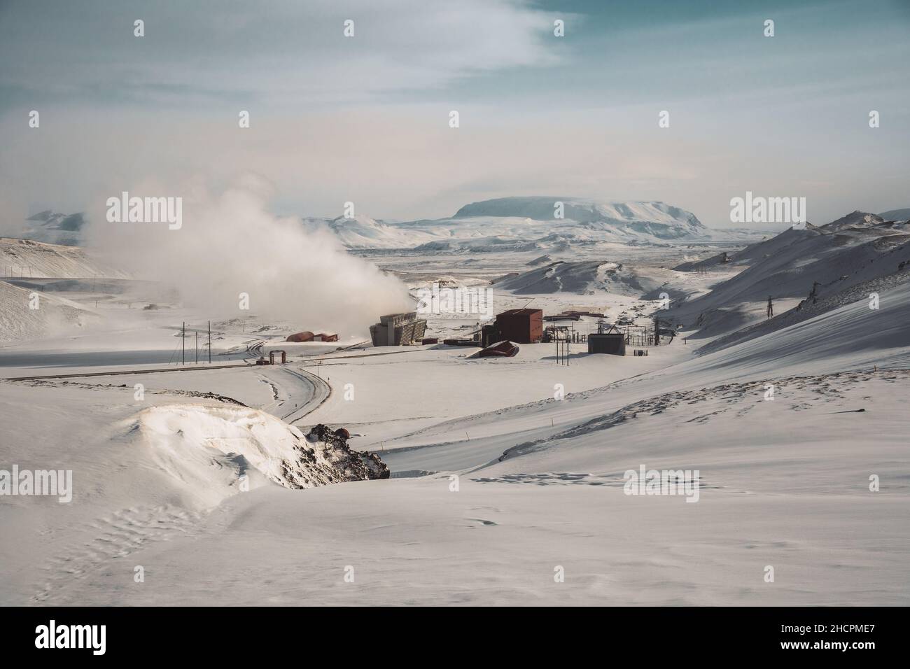 Isländische Landschaft mit geothermalem Kraftwerk kravla mit Iglu-Hütten und Rohren im Tal. Myvatn See Umgebung, Island Stockfoto