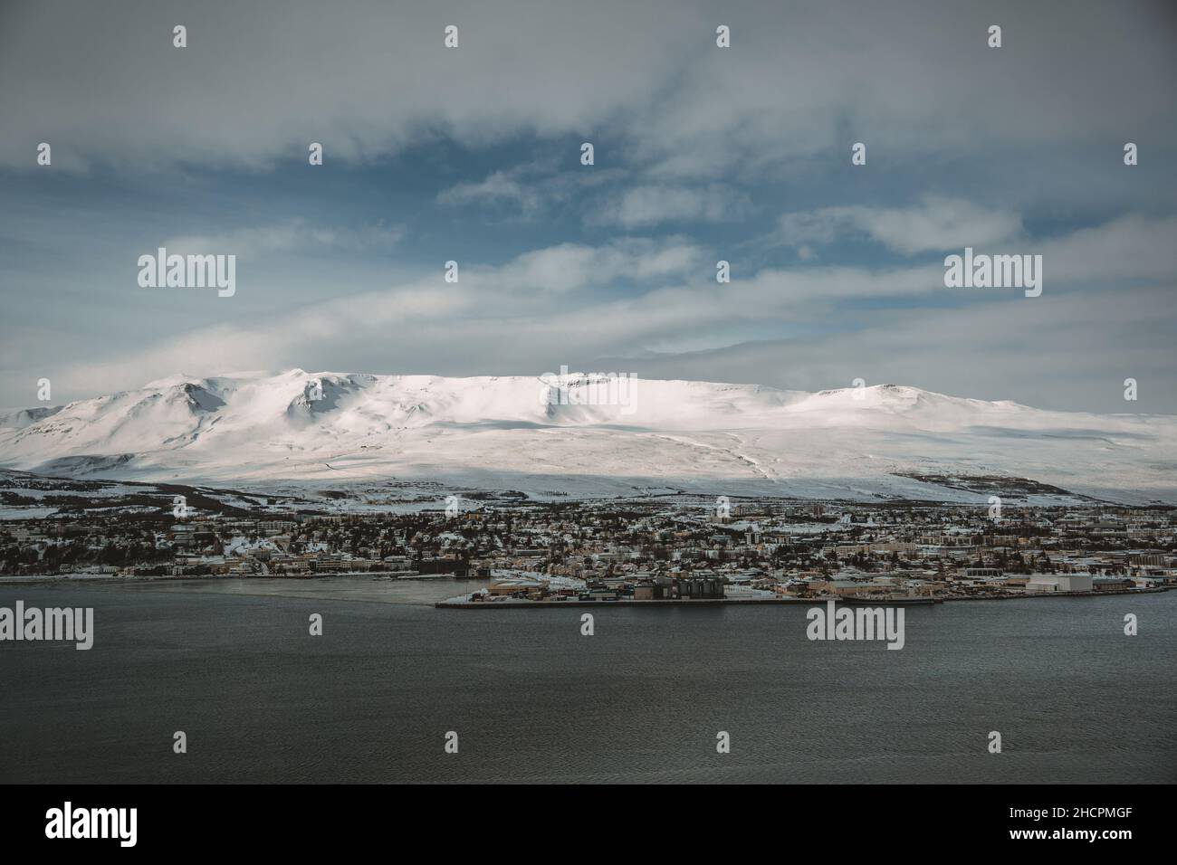Panoramablick auf Akureyri Stadt in Island im Winter mit Schnee in den Fjorden und Bergen. Stockfoto