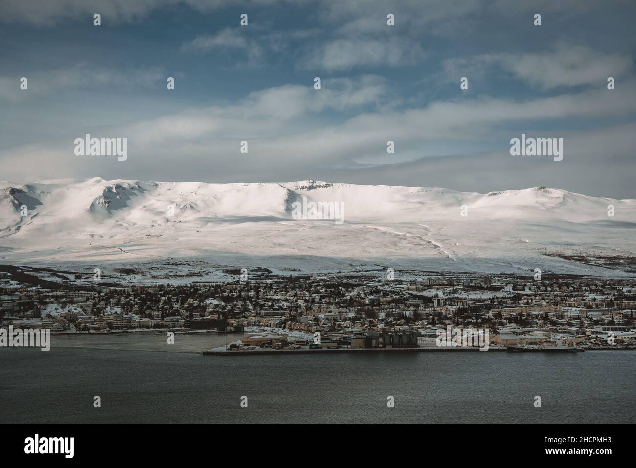 Panoramablick auf Akureyri Stadt in Island im Winter mit Schnee in den Fjorden und Bergen. Stockfoto