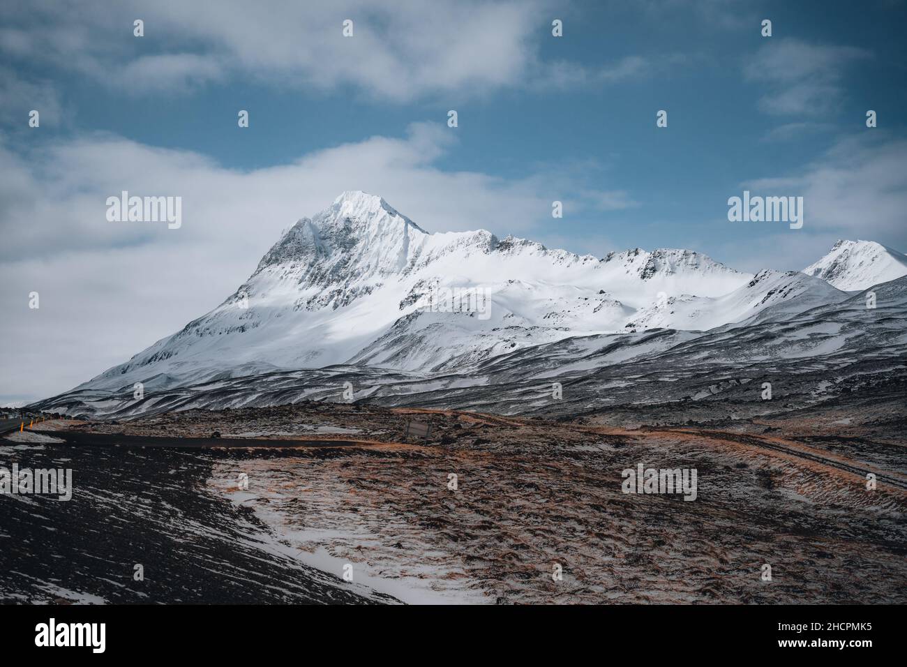 Landschaftlich schöner Blick auf schneebedeckte Berge und Fjorde entlang der Ring Road in den Eastfjordes Islands Stockfoto