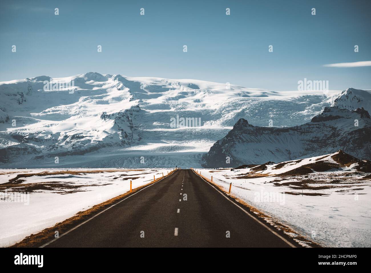 Street Highway Ringstraße Nr.1 in Island, mit Blick auf massiven Gletscher. Südseite, wenn das Land. Roadtrip-Reisekonzept. Stockfoto