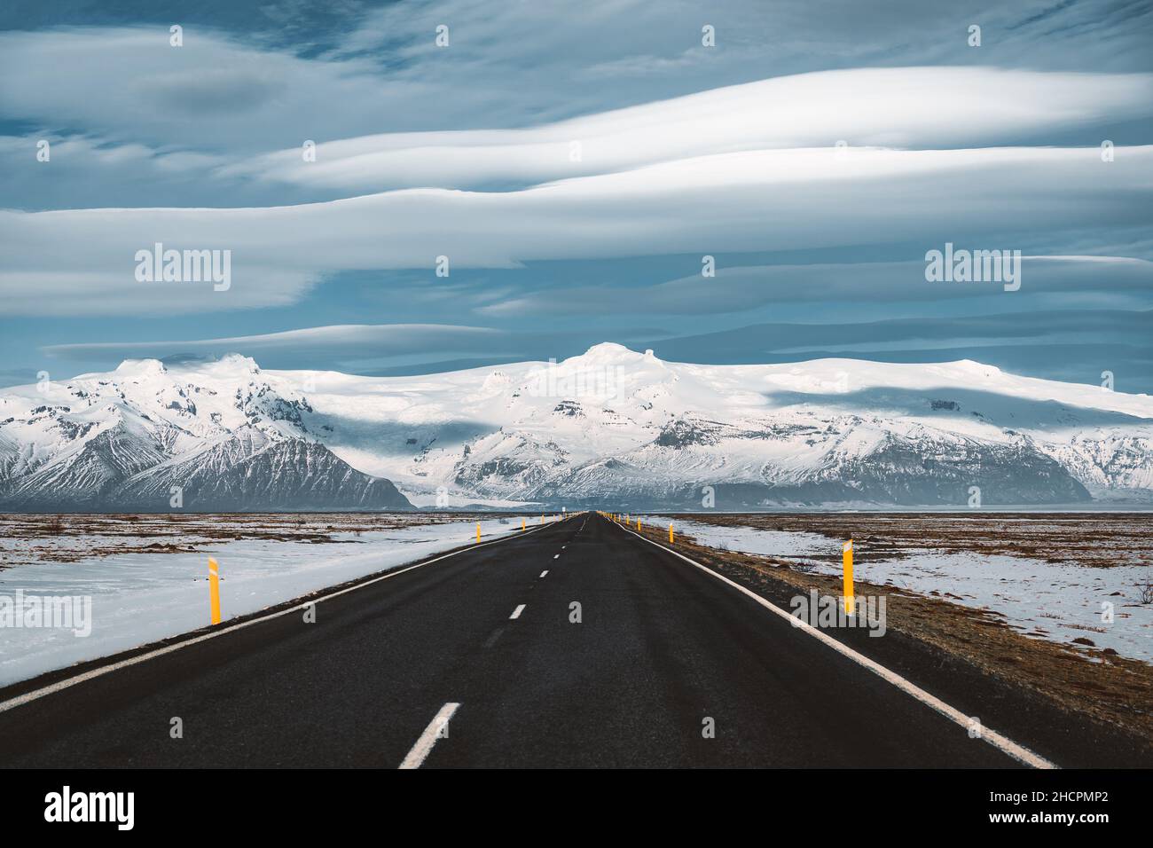 Street Highway Ringstraße Nr.1 in Island, mit Blick auf massiven Gletscher mit schönen linsenförmigen Wolken. Südseite, wenn das Land. Roadtrip Stockfoto