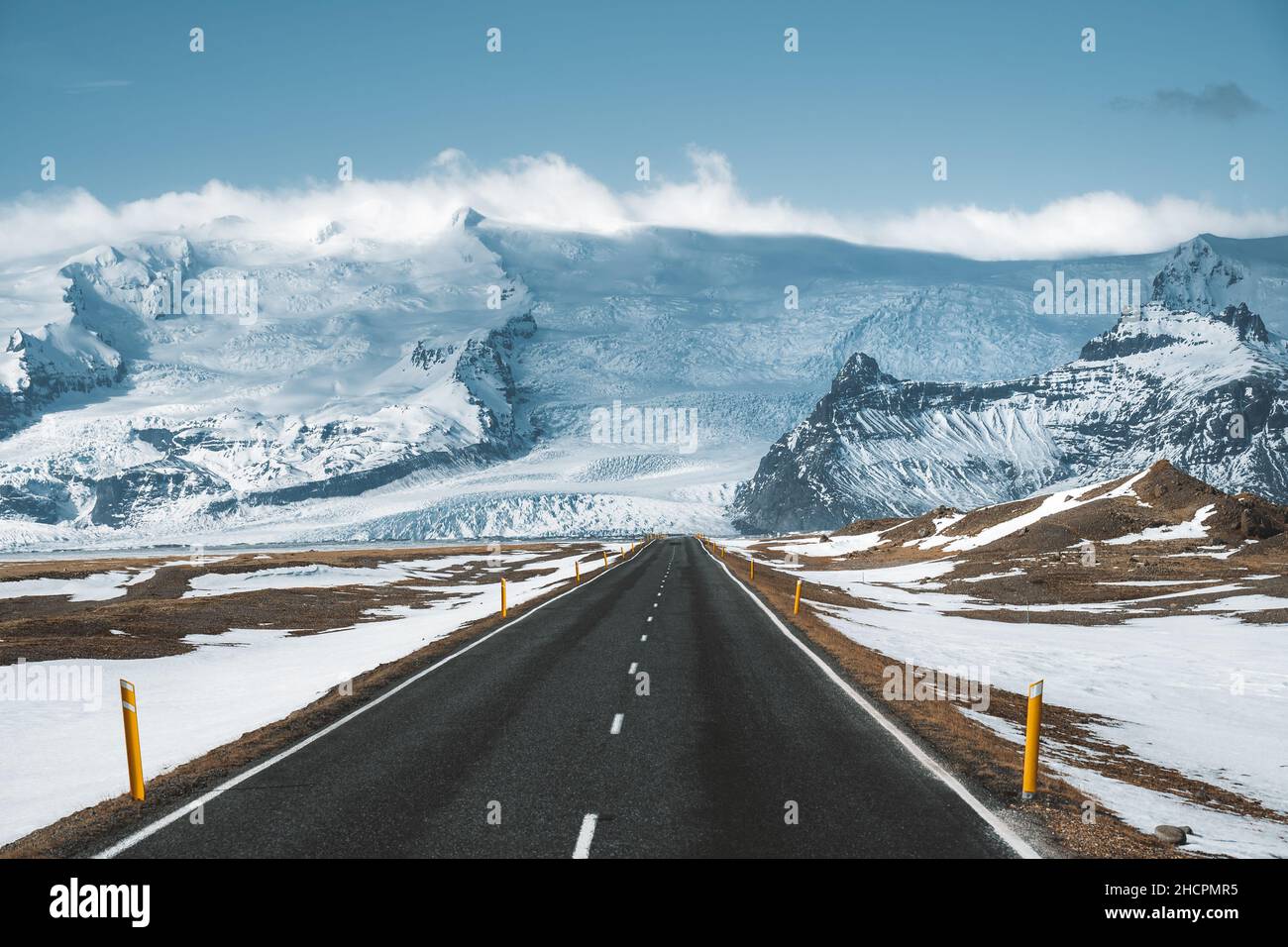 Street Highway Ringstraße Nr.1 in Island, mit Blick auf massiven Gletscher. Südseite, wenn das Land. Roadtrip-Reisekonzept. Stockfoto