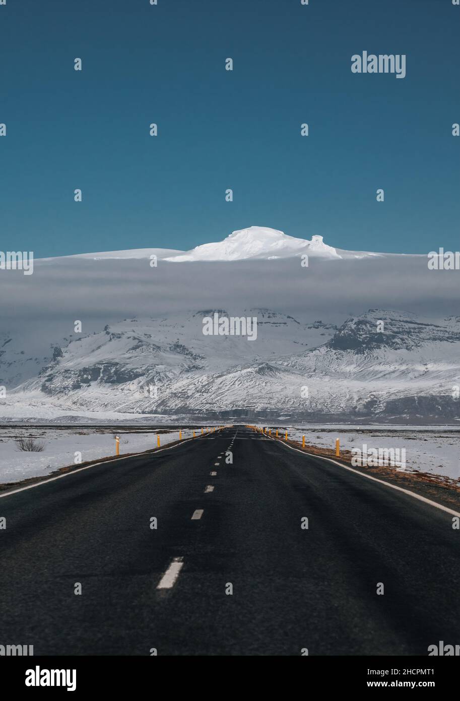 Straße Highway Ringstraße Nr.1 in Island, mit Blick auf den Berg. Südseite, wenn das Land. Roadtrip-Reisekonzept. Stockfoto