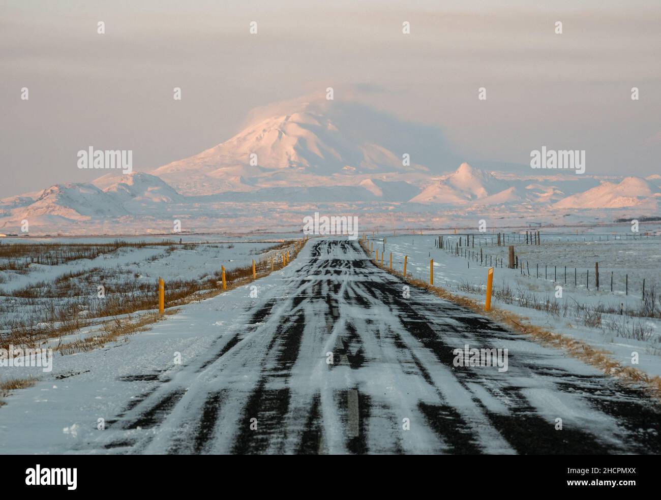 Straße Highway Ringstraße Nr.1 in Island, mit Blick auf den Berg. Südseite des Landes. Stockfoto