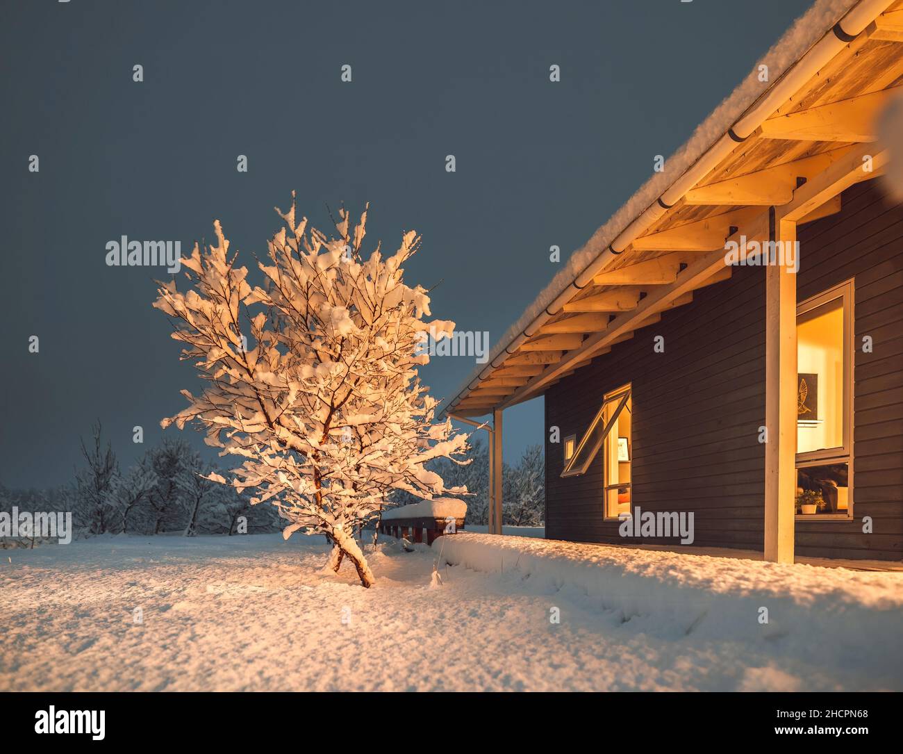 Winterhaus in den Bergen mit Neuschnee Panorama-Landschaft. Schönes Licht zu Weihnachten Stockfoto