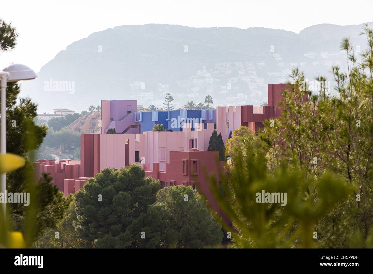 CALPE, SPANIEN-22. DEZEMBER 2021: Squid Game House (La Muralla Roja von Ricardo Bofill). Rotes Mauerhaus. Stockfoto