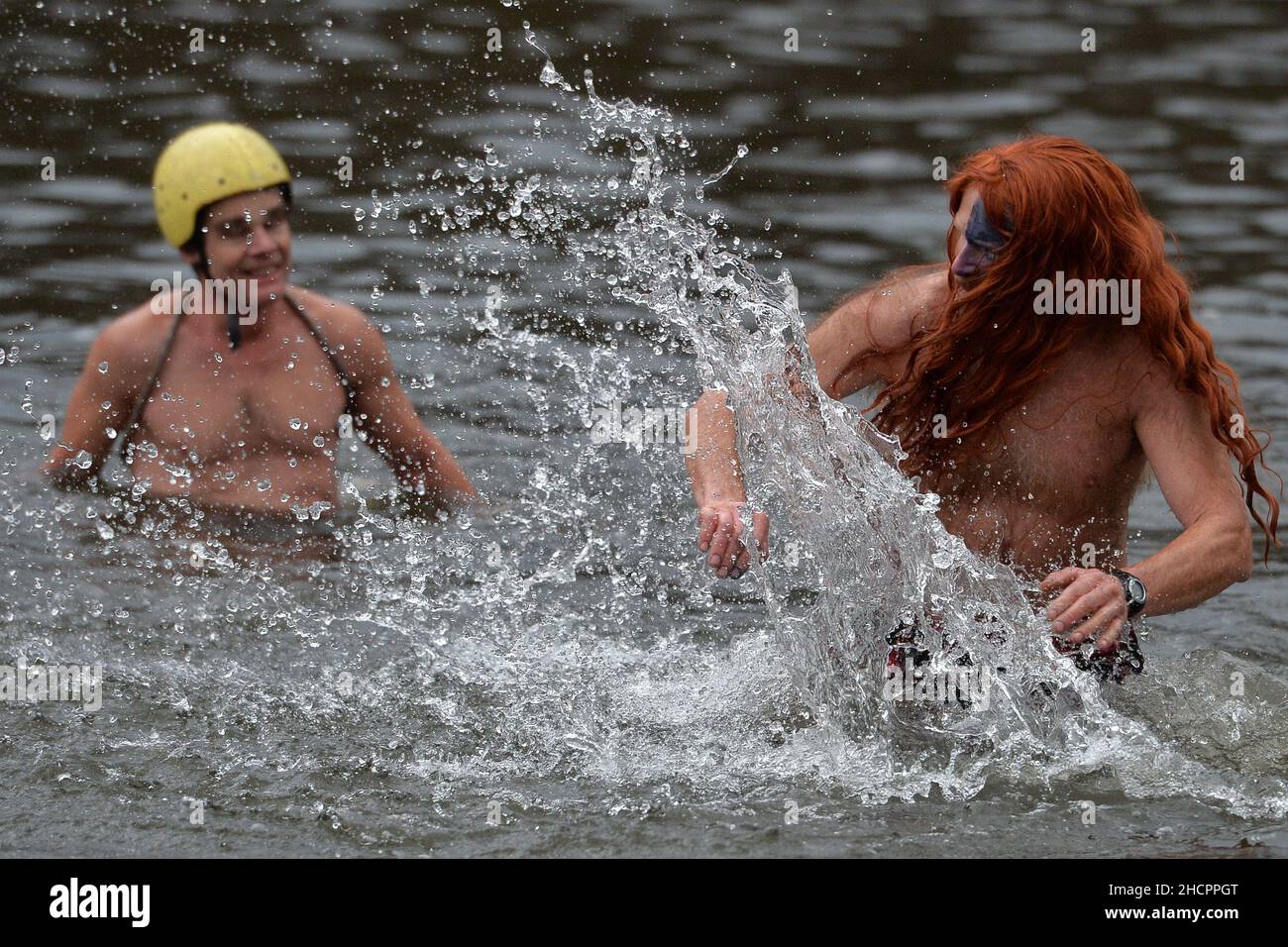 Mlada Boleslav, Tschechische Republik. 31st Dez 2021. Menschen, die während der Taufe in Mlada Boleslav in der Nähe der Fabrik Skoda Auto in der Tschechischen Republik im eiskalten Wasser des Flusses Jizera schwimmen. Begeisterte Schwimmer trotzen jedes Jahr dem kalten Wasser zum Schwimmen und Taufe neue Schwimmer. (Bild: © Slavek Ruta/ZUMA Press Wire) Stockfoto