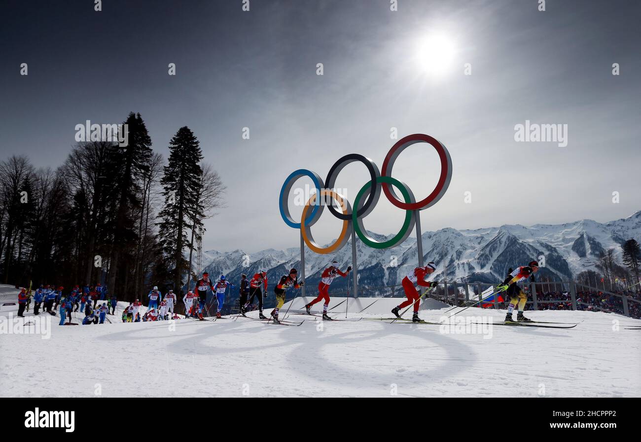 Datei Foto vom 09-02-2014 des Feldes vorbei an den Olympischen Ringen im Männer 15km + 15km Skiathlon während der Olympischen Spiele in Sotschi 2014 in Sotschi, Russland. Menschenrechtsfragen werden jedoch in der Sportwelt sicherlich in den Vordergrund rücken, sowohl in Katar als auch in China, wo die Olympischen Winterspiele und Paralympics stattfinden. Ausgabedatum: Freitag, 31. Dezember 2021. Stockfoto