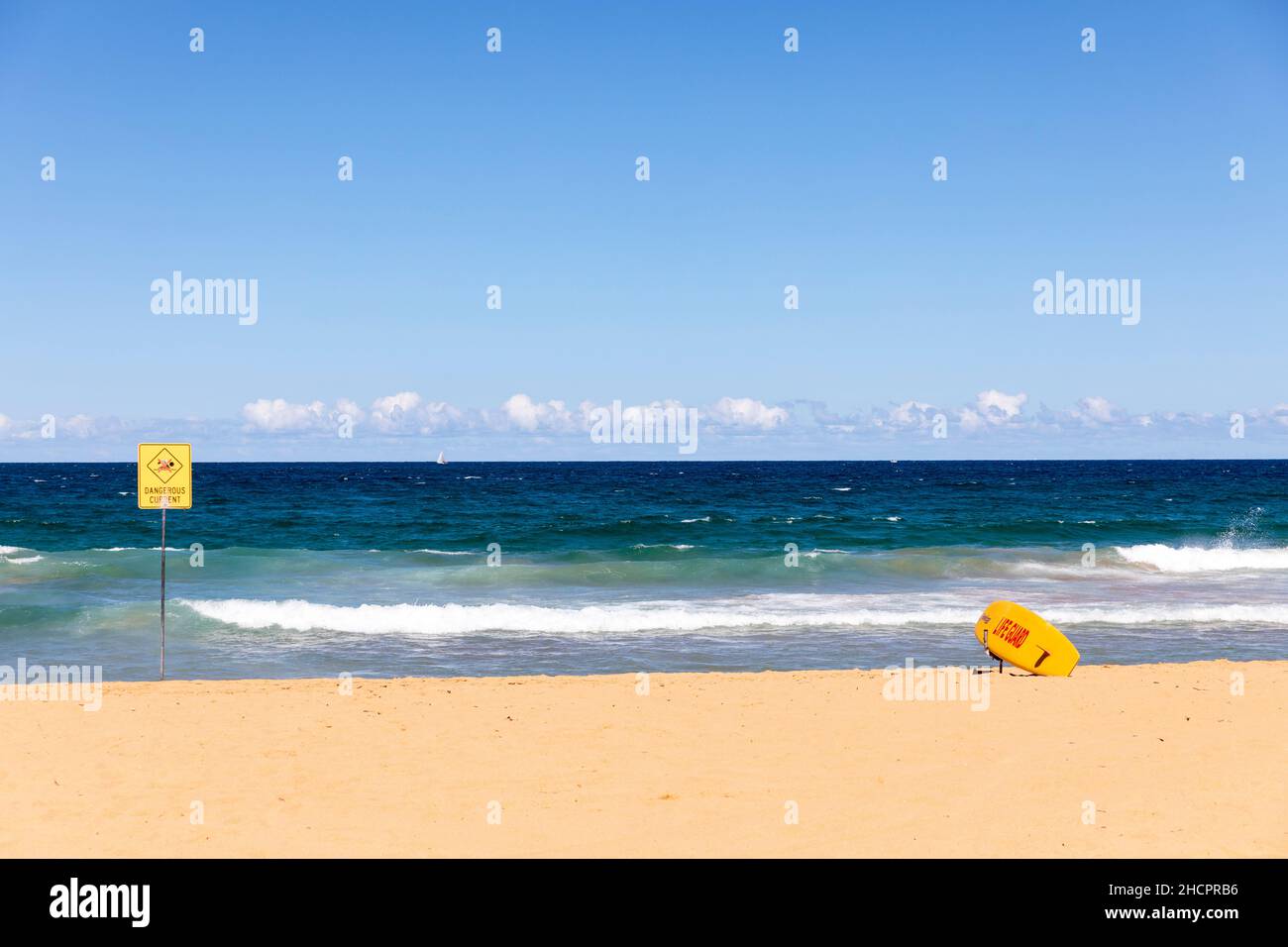 Gefahr am Palm Beach in Sydney, Schild weist auf gefährliche Strömung hin und halten Sie sich aus dem Wasser, Sydney, NSW, Australien Stockfoto