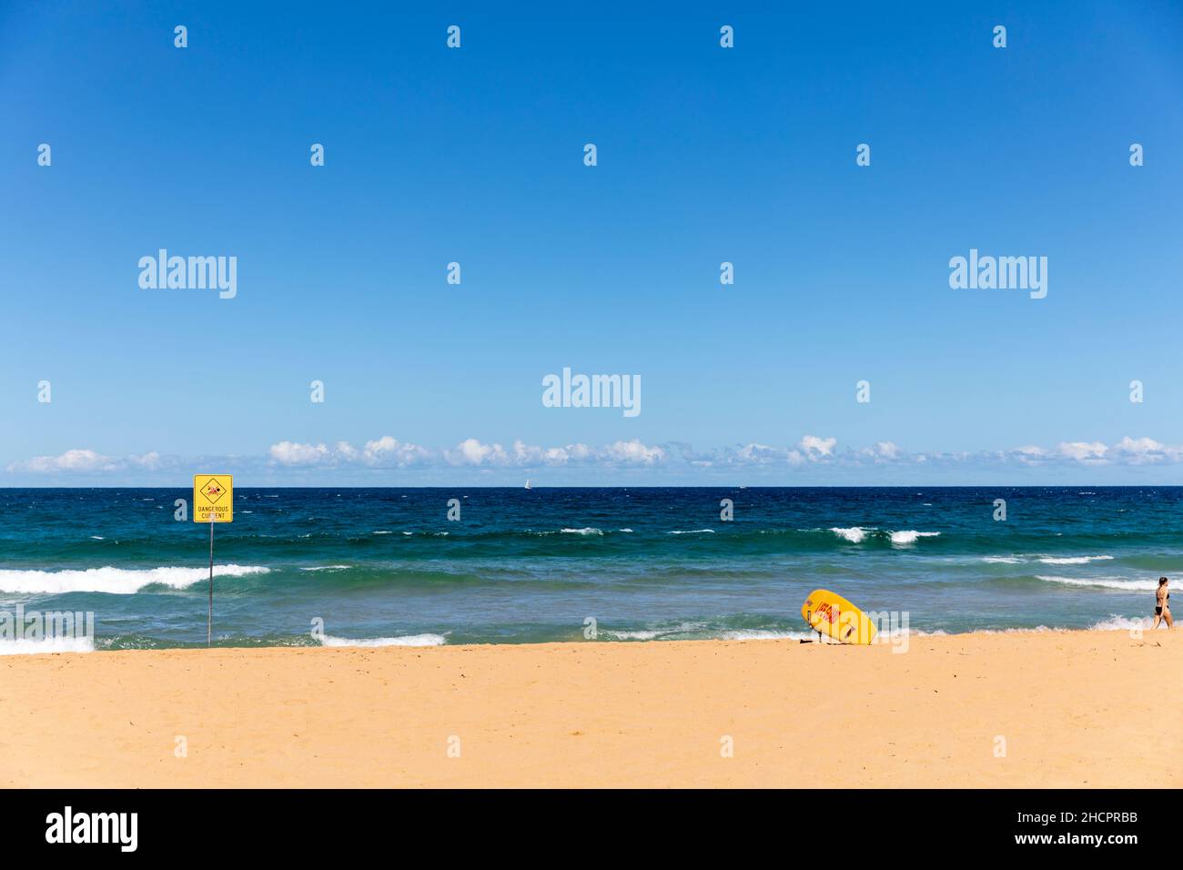 Gefahr am Palm Beach in Sydney, Schild weist auf gefährliche Strömung hin und halten Sie sich aus dem Wasser, Sydney, NSW, Australien Stockfoto