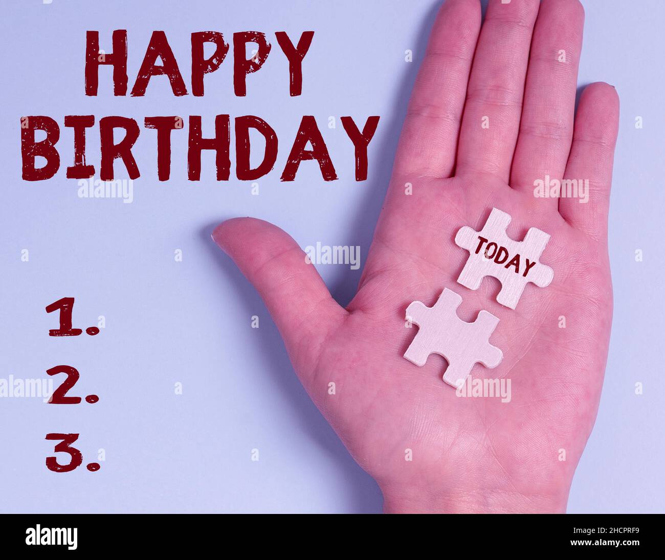 Schreiben mit Anzeige von Text Alles Gute zum Geburtstag. Internet-Konzept der Geburtstag einer Person wird mit Geschenken Building an Unfinished White gefeiert Stockfoto