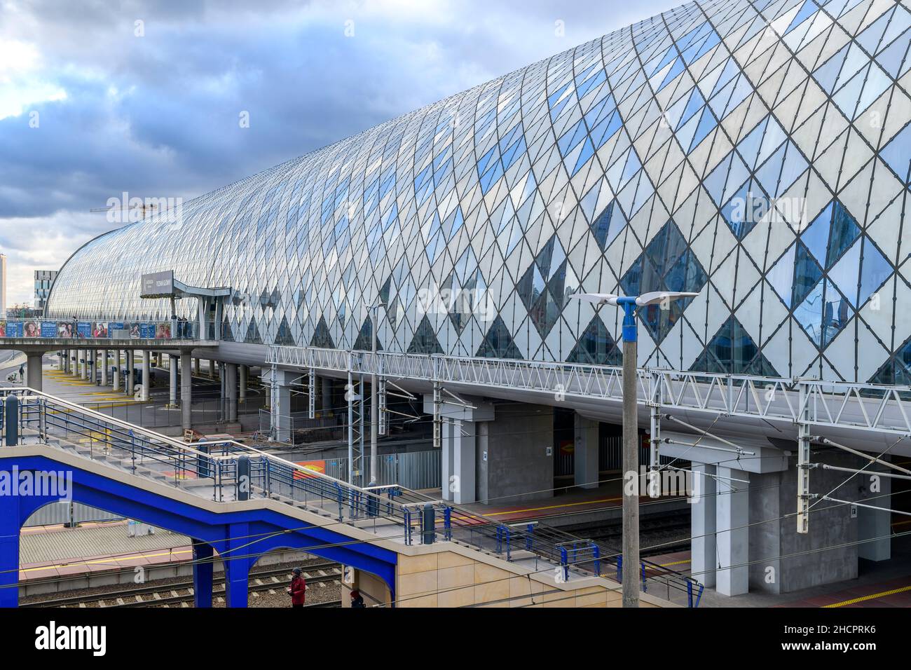 Poznań Główny - der Hauptbahnhof in Posen, Polen. Der dramatische neue Bahnhof wurde von den Architekten Bose International und Pentagram Architecci entworfen. Stockfoto