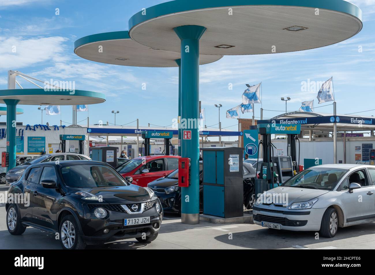 Palma de Mallorca, Spanien; dezember 27 2021: Autonetoil-Tankstelle mit Kunden in einem Industriepark in der Stadt Palma de Mallorca Stockfoto