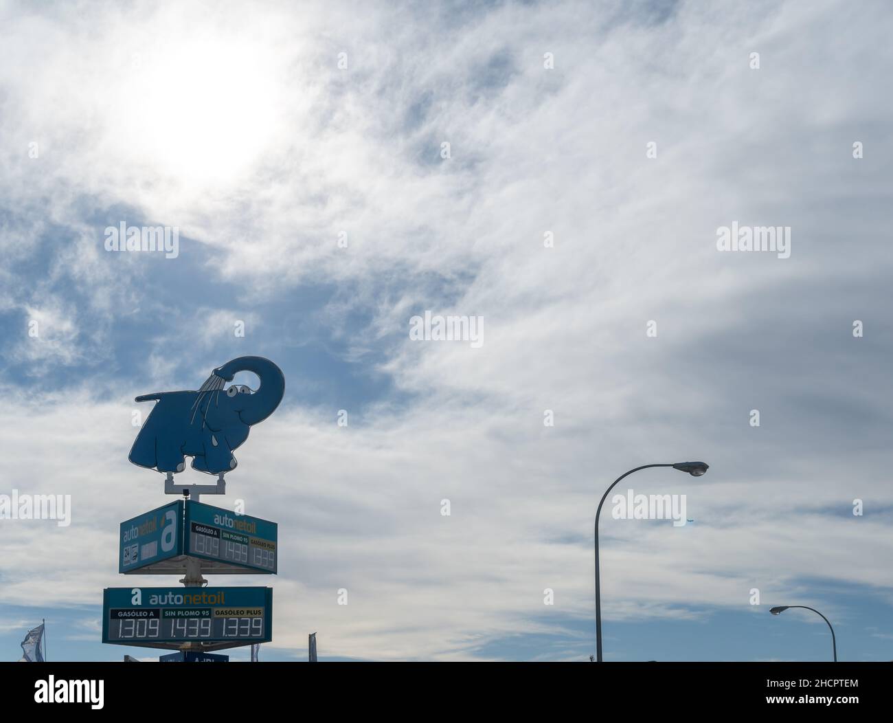 Palma de Mallorca, Spanien; dezember 27 2021: Logo der Autonetoil-Tankstelle in einem Industriepark in der Stadt Palma de Mallorca Stockfoto