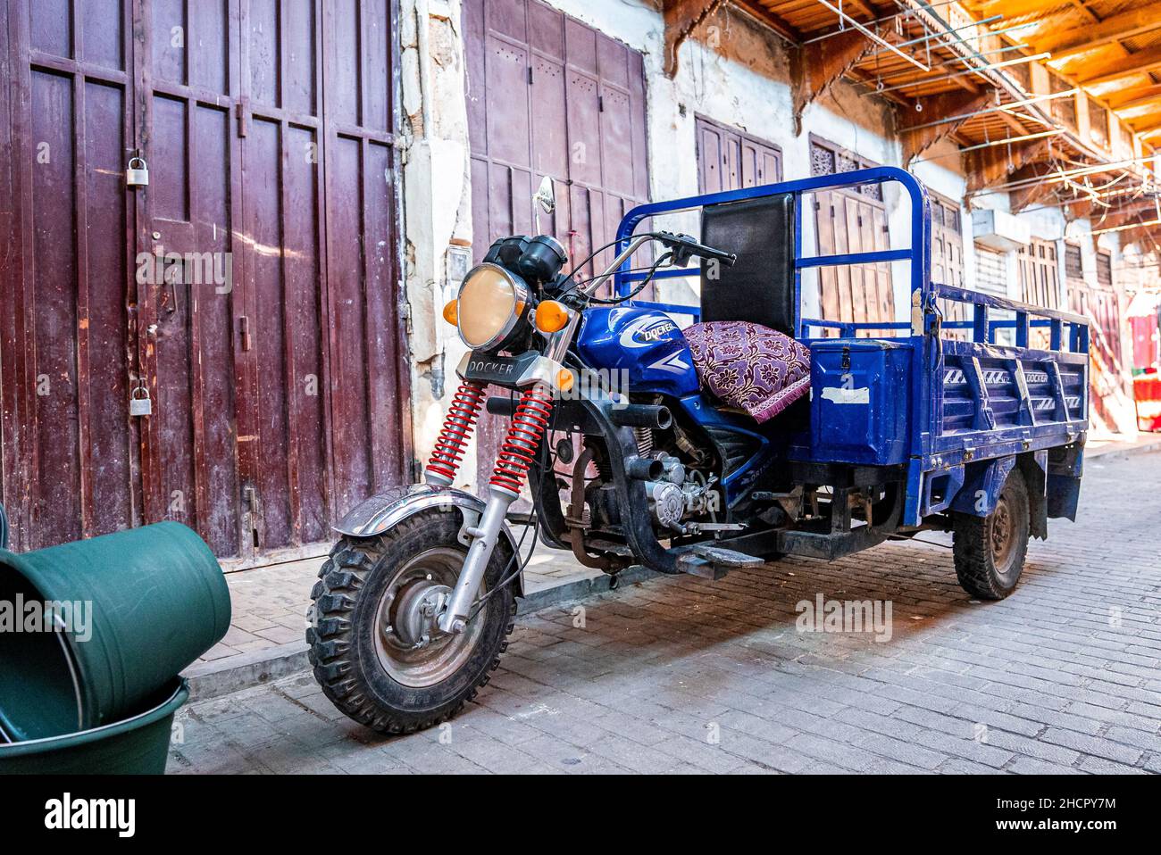 Motorrad mit Gepäckträger für den Transport befestigt Stockfoto