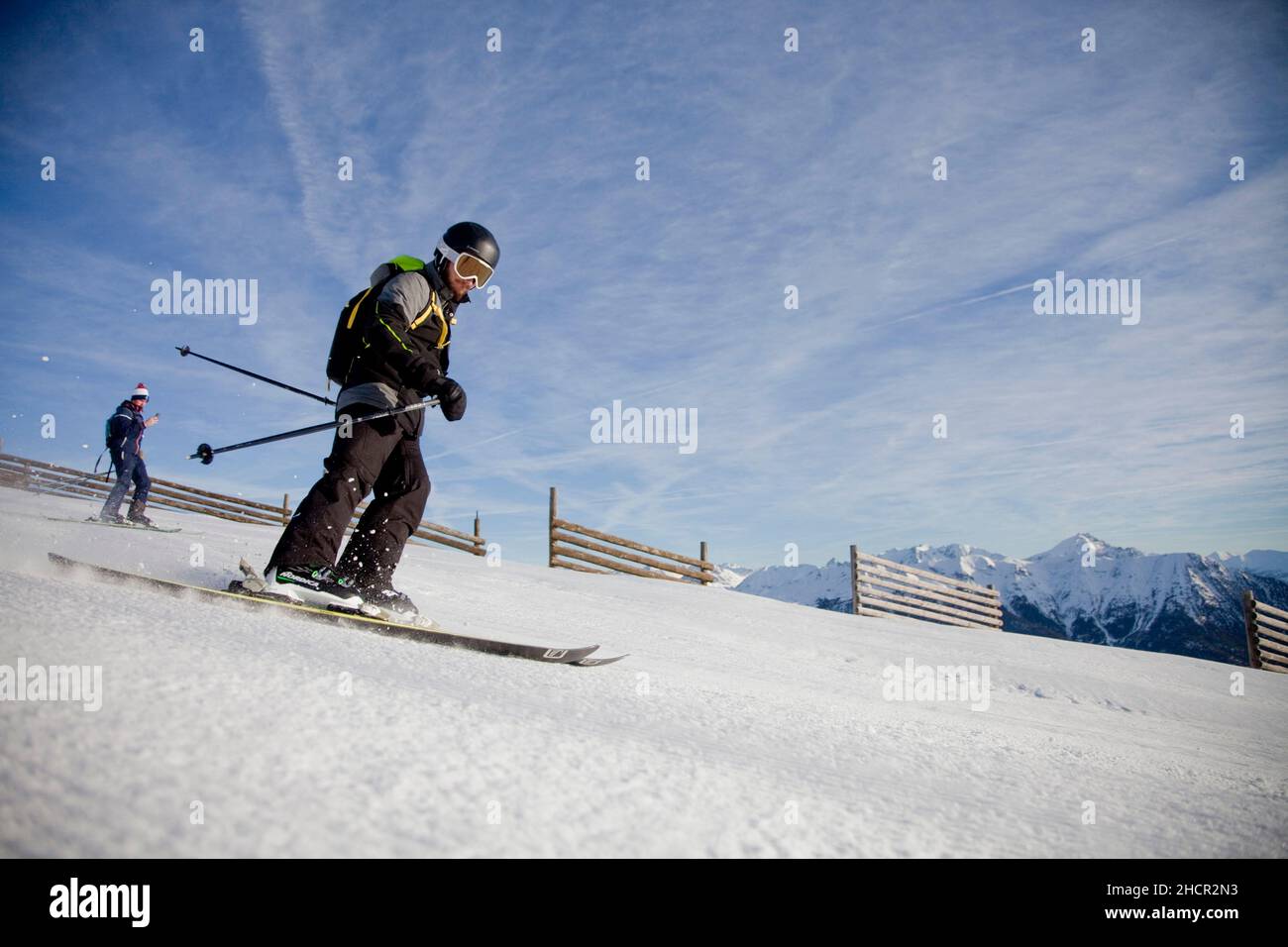 Ein Skifahrer macht am 31. Dezember 2021 Abbiegungen auf einer Skipiste, Frankreich. Der Ausbruch der Covid-19-Epidemie geht in Frankreich weiter, wobei die Zahl der Kontaminationen immer höher und die Rekorde gebrochen werden: Am Donnerstag waren es mehr als 206,243. In den Skigebieten wurden neue Beschränkungen festgelegt, um dem Anstieg der Coronavirus-Fälle entgegenzuwirken. Das Tragen einer Maske ist obligatorisch für alle Zusammenkünfte von mehr als 10 Personen auf der öffentlichen Autobahn, auf Märkten und in Warteschlangen aller Art. Foto von Thibaut Durand/ABACAPRESS.COM Stockfoto