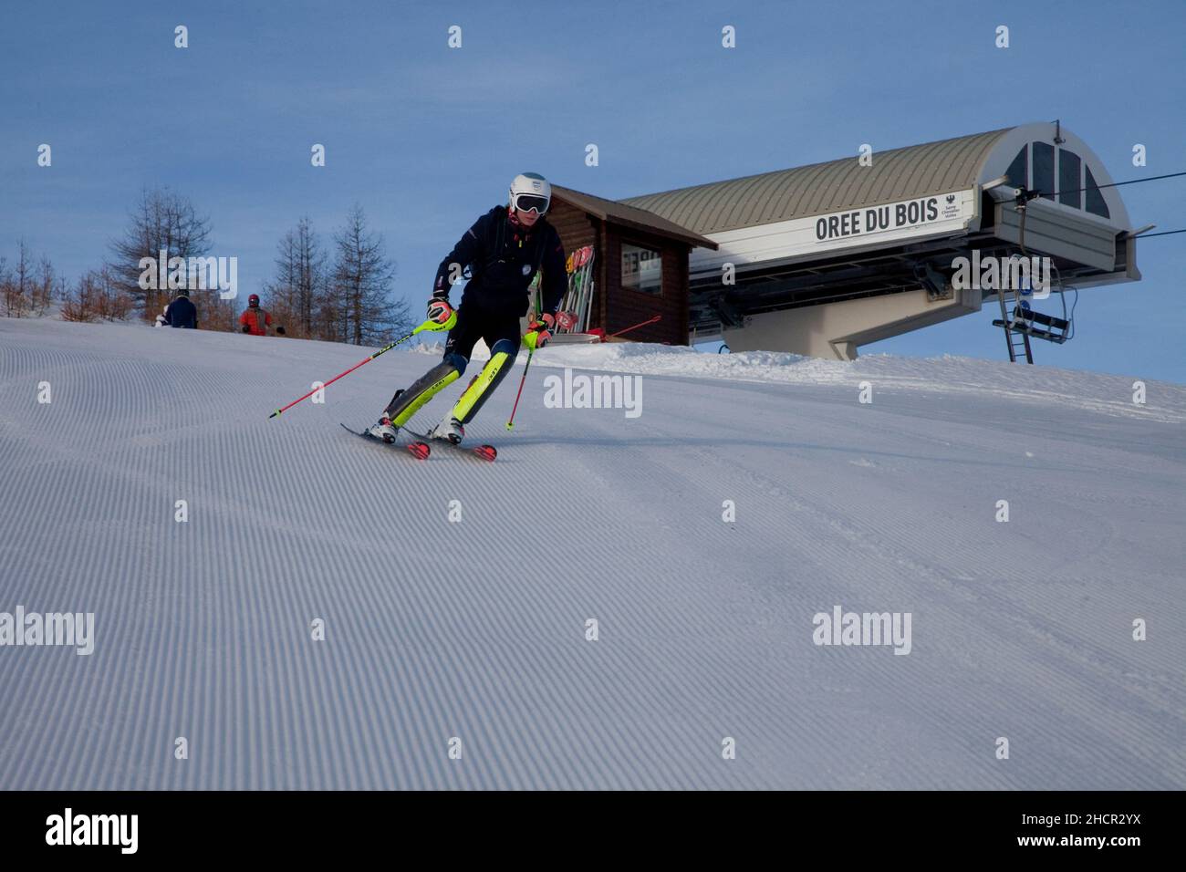 Arthur Bauchet im Skikurs in seinem Skigebiet Serre Chevalier, Frankreich, am 30. Dezember 2021. Arthur Bauchet ist ein französischer Paralympics-Skifahrer, Mitglied des französischen Teams, er kämpft gegen eine Krankheit, die meine unteren Gliedmaßen betrifft, erbliche spastische Paraparese. Foto von Thibaut Durand/ABACAPRESS.COM Stockfoto