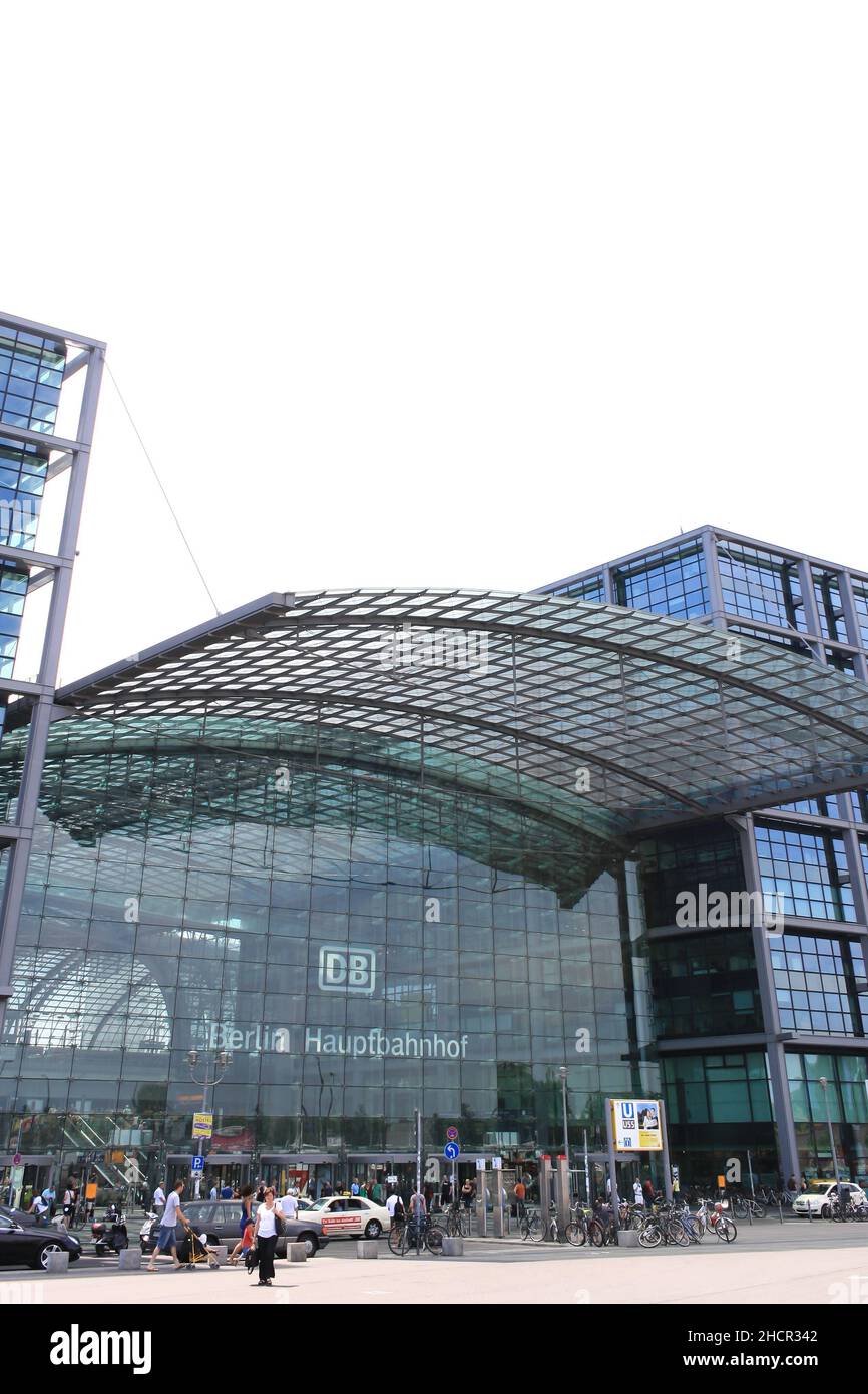 Außenansicht des Haupteingangs des Berliner Hauptbahnhofs im Sommer mit Menschenmassen, die in der Lobby herumlaufen und stehen. Stockfoto