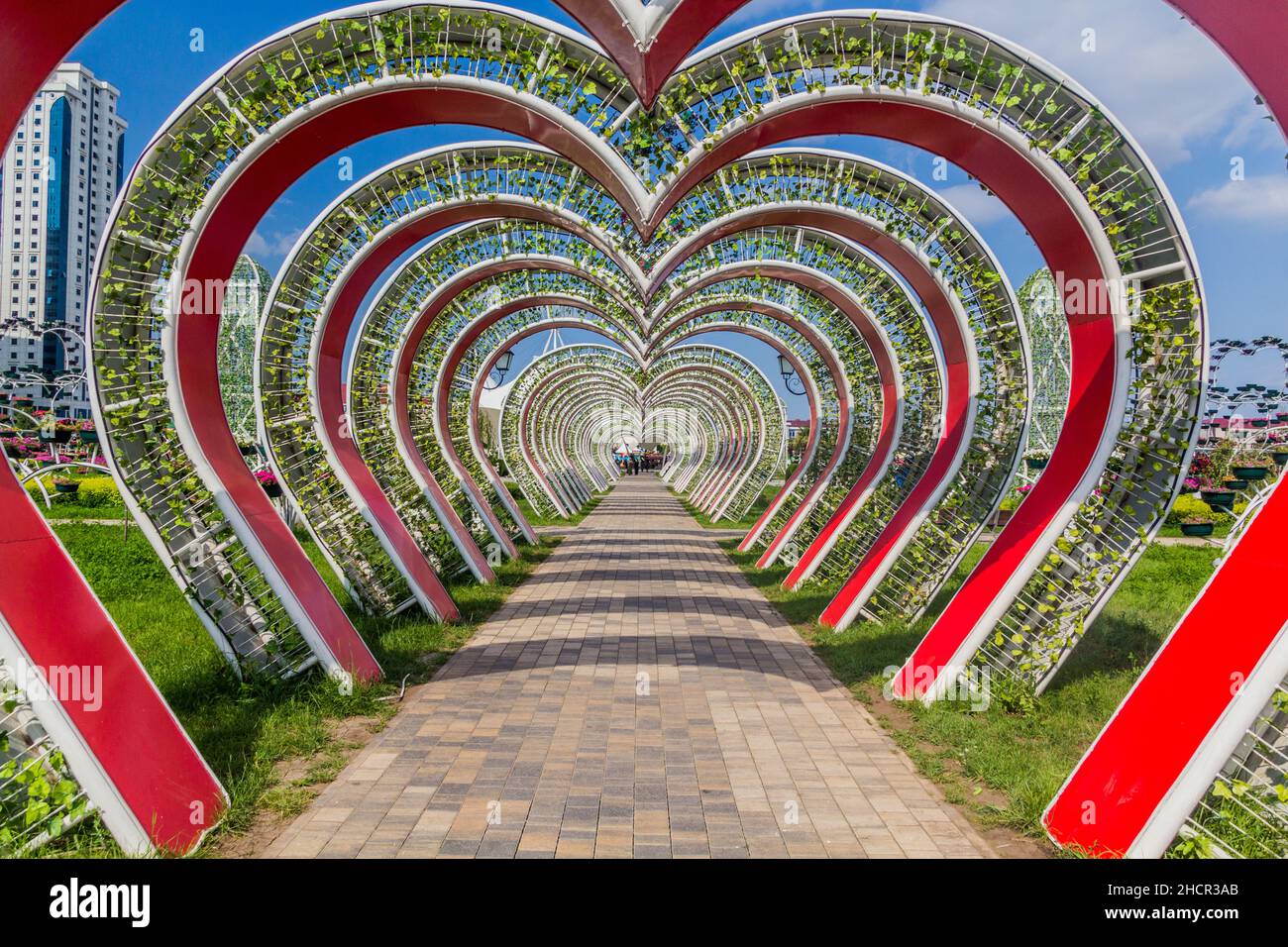Die dekorativen Herzen im Park im Zentrum Grosnys, der Tschetschenischen Republik, Russlands Stockfoto