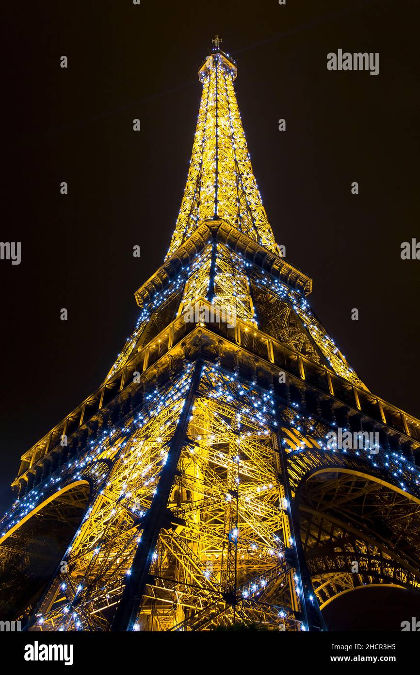 PARIS, FRANKREICH - 14. MAI 2013: Dies ist der Blick auf die Spitze des Eiffelturms in der Nacht Beleuchtung seiner Hintergrundbeleuchtung. Stockfoto