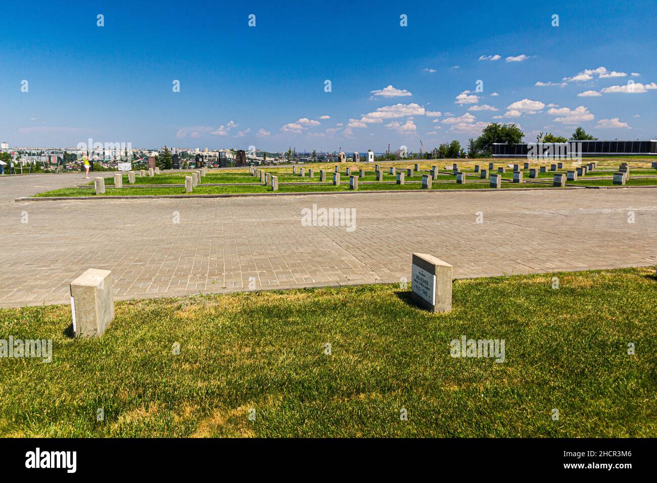 WOLGOGRAD, RUSSLAND - 28. JUNI 2018: Militärfriedhof im Gedenkkomplex zur Erinnerung an die Schlacht von Stalingrad auf dem Mamajew-Hügel in Wolgograd, Stockfoto