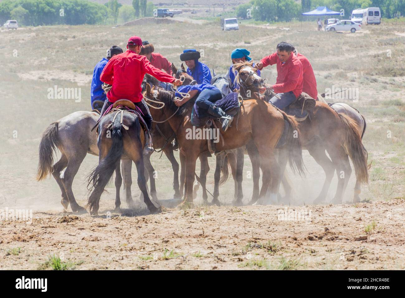 ISSYK KUL, KIRGISISTAN - 15. JULI 2018: Spieler von kok Boru, einem traditionellen Pferdespiel, beim Ethnofestival Teskey Jeek an der Küste des Issyk Kul Sees in Stockfoto
