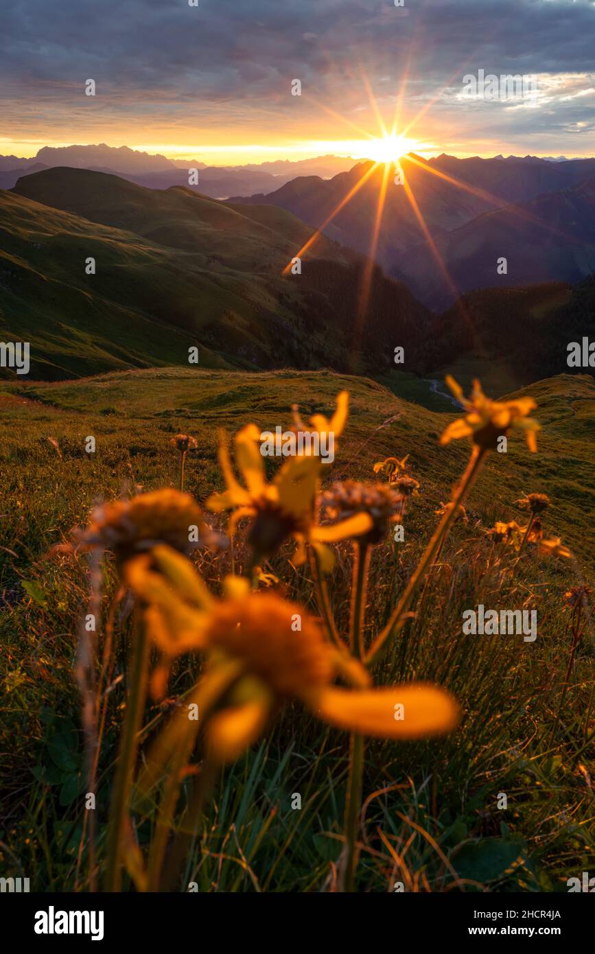Epischer Sonnenaufgang mit Sunstara über den felsigen Gipfeln der österreichischen Alpen am frühen Morgen von Gleiwitzer Hutte. Sonnenaufgang in den Hohen Tauern. Morgengrauen in der Stockfoto