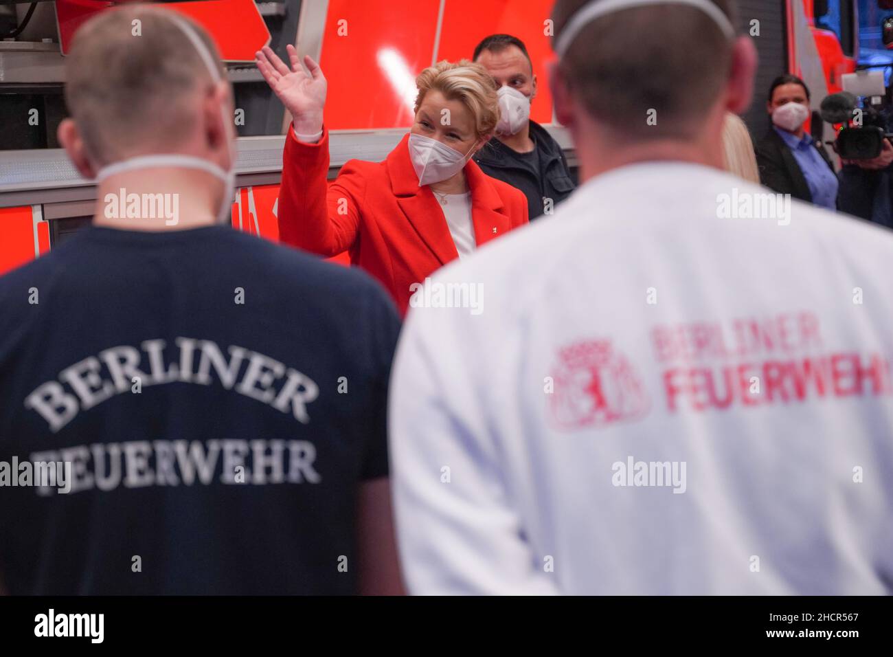 Berlin, Deutschland. 31st Dez 2021. Franziska Giffey (SPD), Regierende Bürgermeisterin, winkt während ihres Besuchs in einer Polizei- und Feuerwache anlässlich der bevorstehenden Silvesternacht. Quelle: Jörg Carstensen/dpa/Alamy Live News Stockfoto