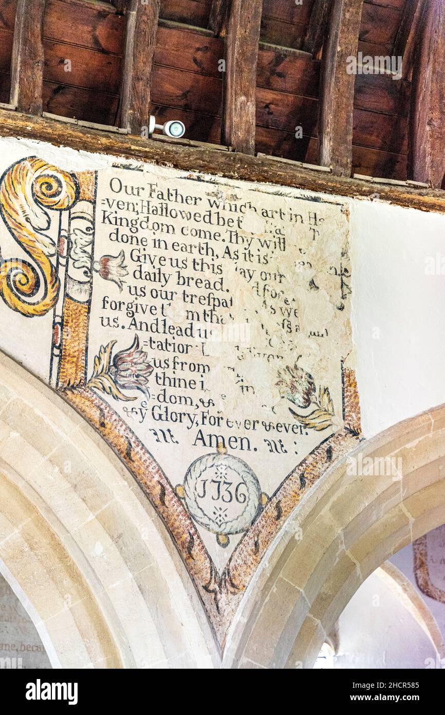 Das Lords Prayer (Paternoster) aus dem Jahr 1736 in der St. Peters Kirche im Cotswold Dorf Little Barrington, Gloucestershire, Großbritannien Stockfoto