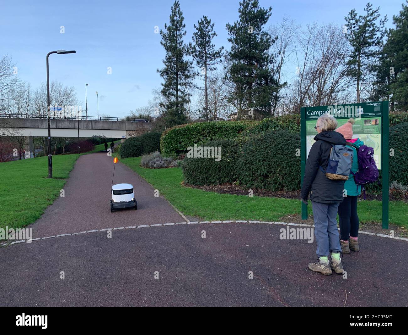 Roboterlieferungen Campbell Park Wolverton Milton Keynes UK Reise Lieferung Lieferung Lieferung Elektrische Batterie Typ Uhr beobachten Pfad in neuem Stil Coop Stockfoto