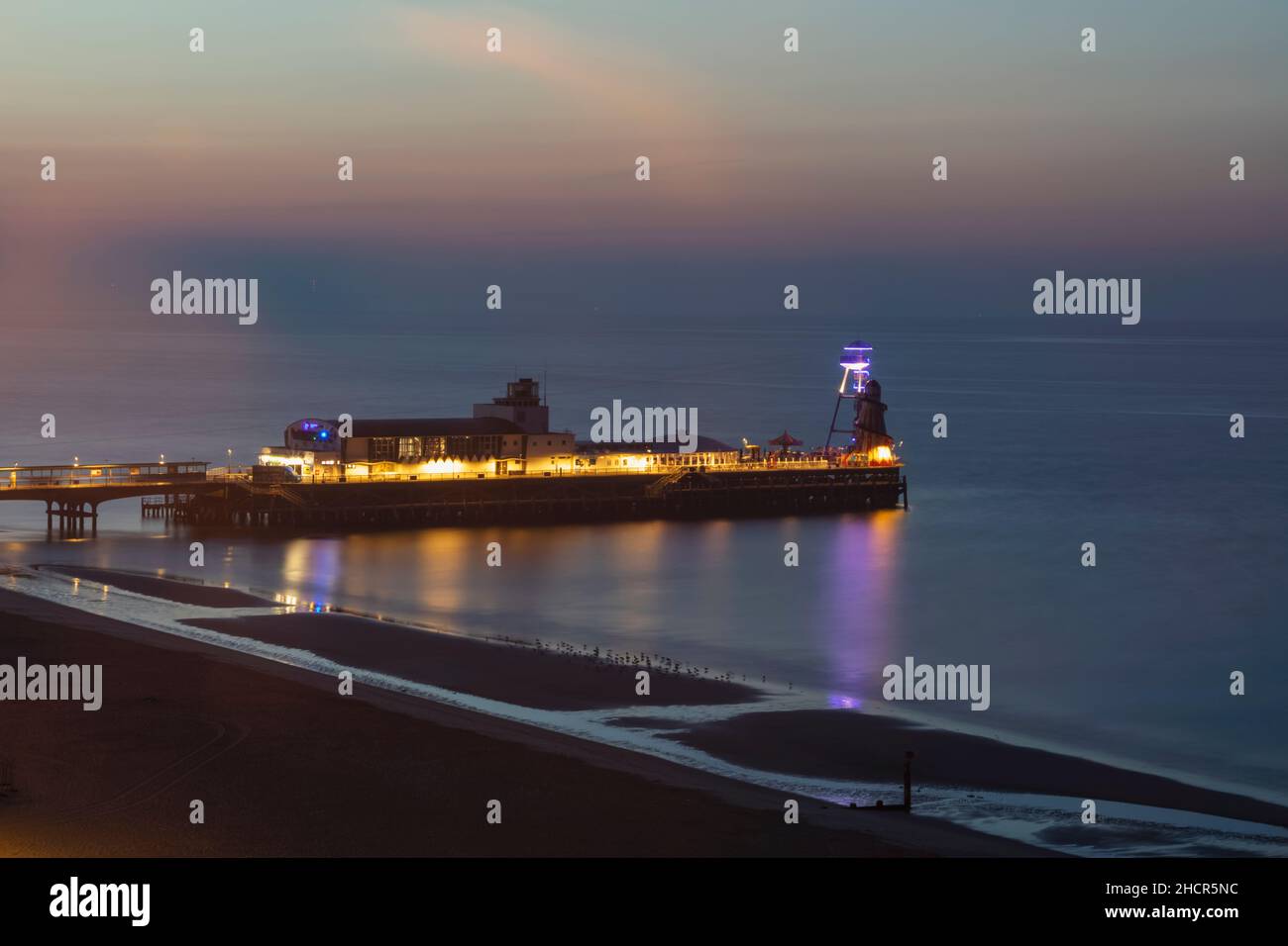 England, Dorset, Bournemouth, Bournmouth Beach und Pier at Dawn Stockfoto